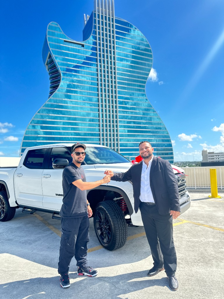Roy Sánchez handing the keys to a happy client